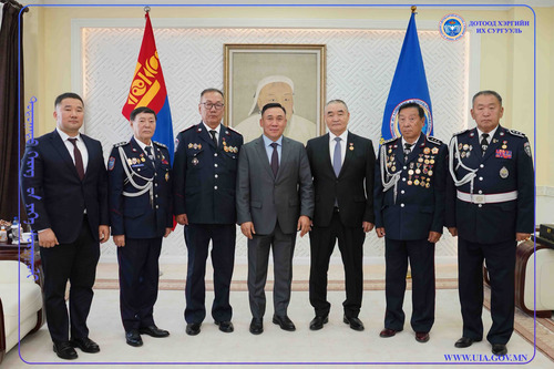 МОНГОЛ УЛСЫН ТӨРИЙН ДЭЭД ЦОЛ ХҮРТСЭН БАГШ, АЛБАН ХААГЧДАД ХҮНДЭТГЭЛ ҮЗҮҮЛЛЭЭ